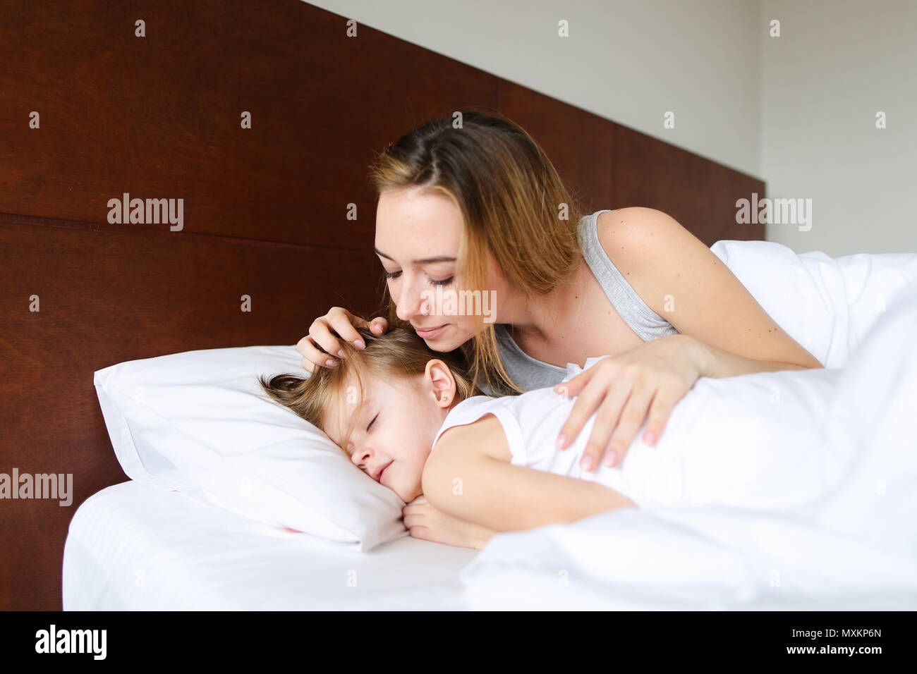 Целую маму спящую. Молодая милая мать. Мама с дочкой спят красивые фото. Дочь лижет спящей маме. Мать лижет спящей дочке.