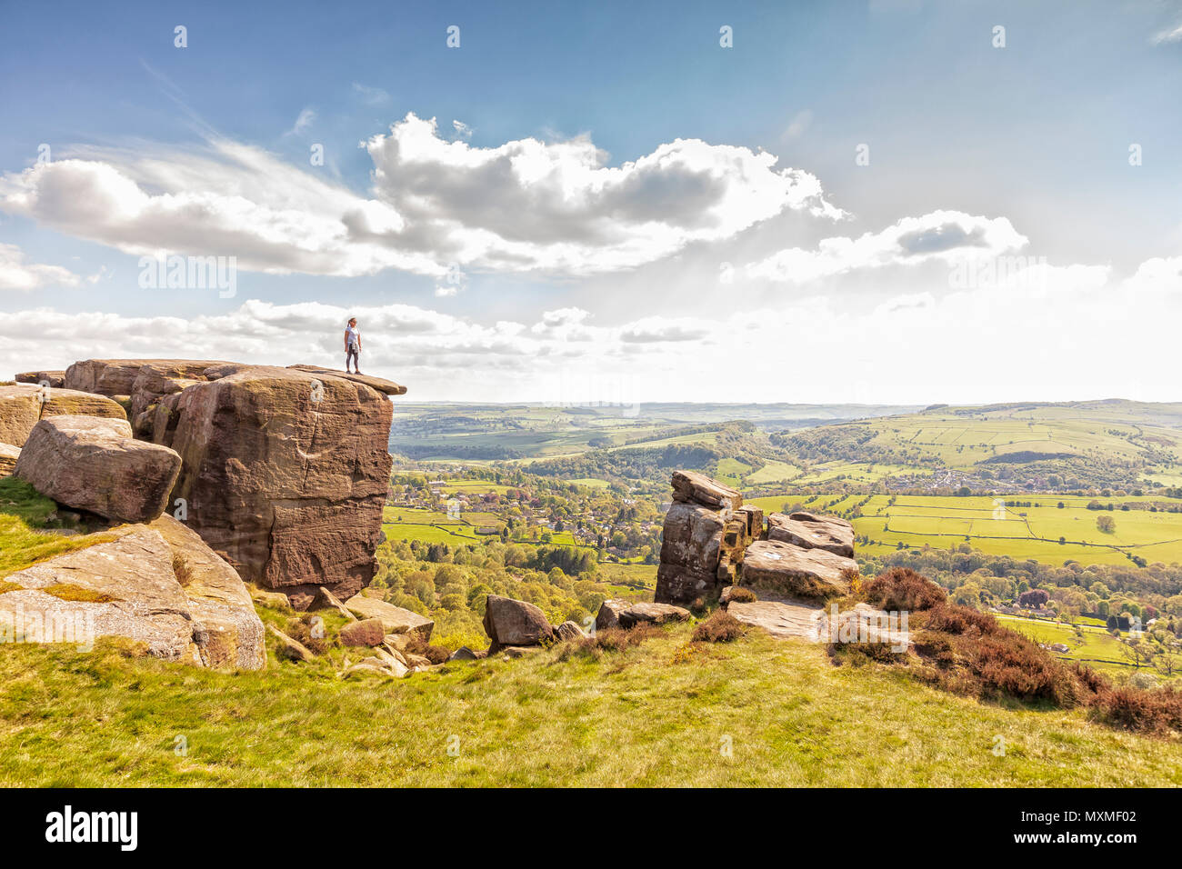 Señorita solitaria se situó en la parte superior de Curbar Edge, Peak District National Park, Derbyshire, Inglaterra 2018 Foto de stock