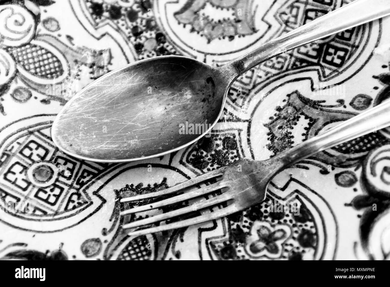 Tenedor y cuchara en plato marroquí Foto de stock