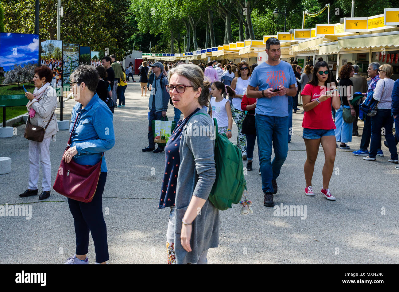 La vista de la gente en la Feria del Libro 2018, Madrid, España. Foto de stock