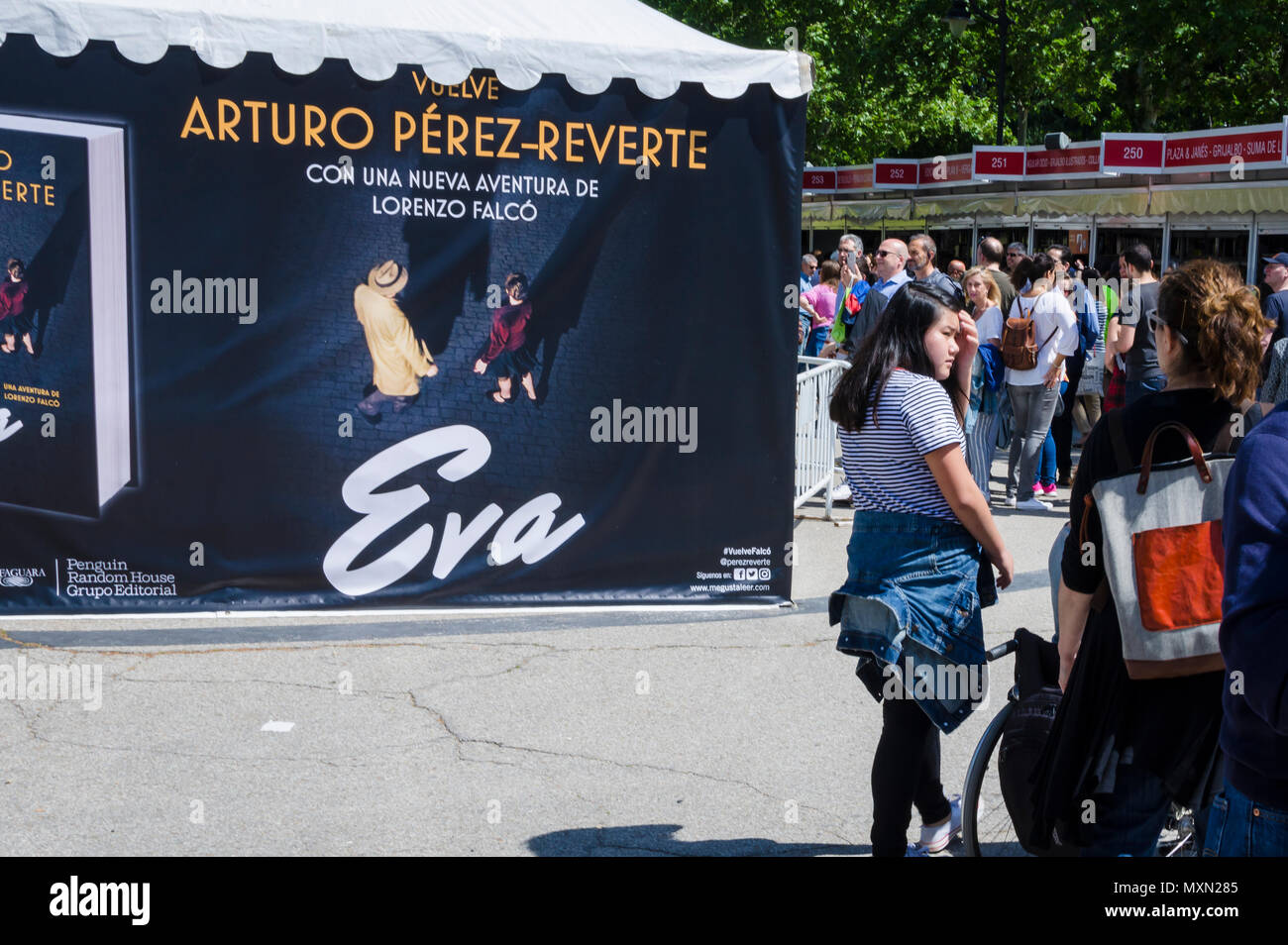 La vista de la gente en la Feria del Libro 2018, Madrid, España Foto de stock