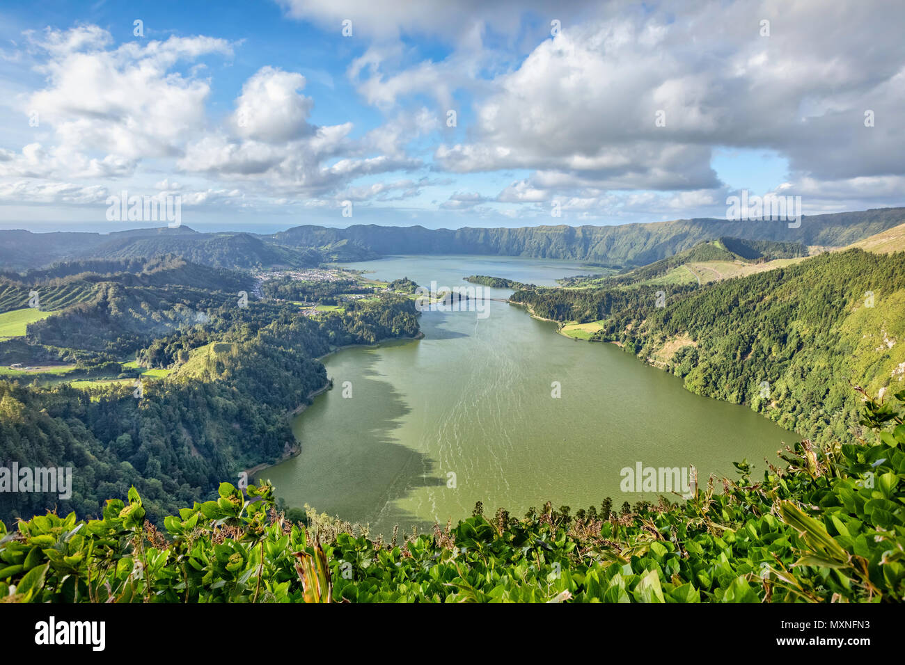 Sete Cidades - una doble lago situado en el cráter de un volcán, la isla de Sao Miguel, Azores, Portugal Foto de stock