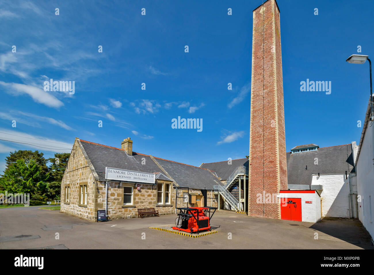 DALLAS DHU FORRES destilería de whisky de malta escocés patio interior de edificios históricos y de la torre Foto de stock