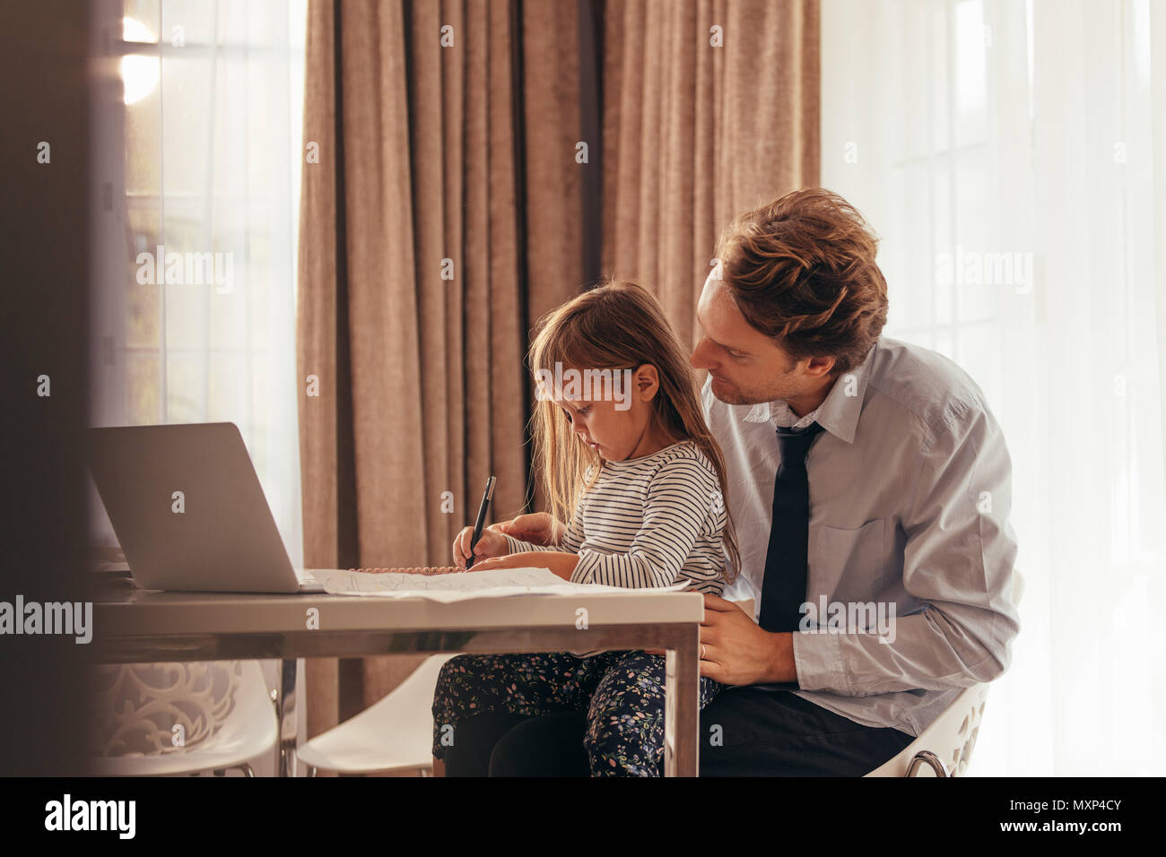 Sentado en el regazo fotografías e imágenes de alta resolución - Página 9 -  Alamy