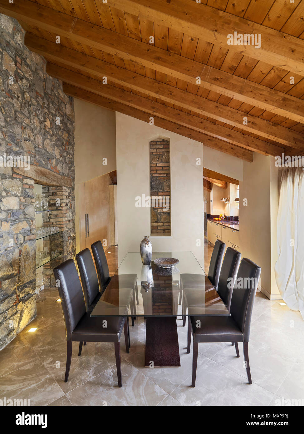 Comedor interior en primer plano el cristal mesa de comedor con sillas