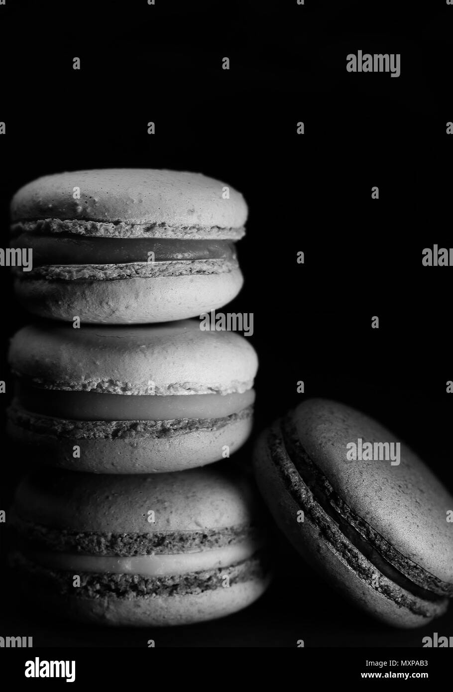 Hermoso blanco y negro fotográfico macarons alimentos cerrar Foto de stock