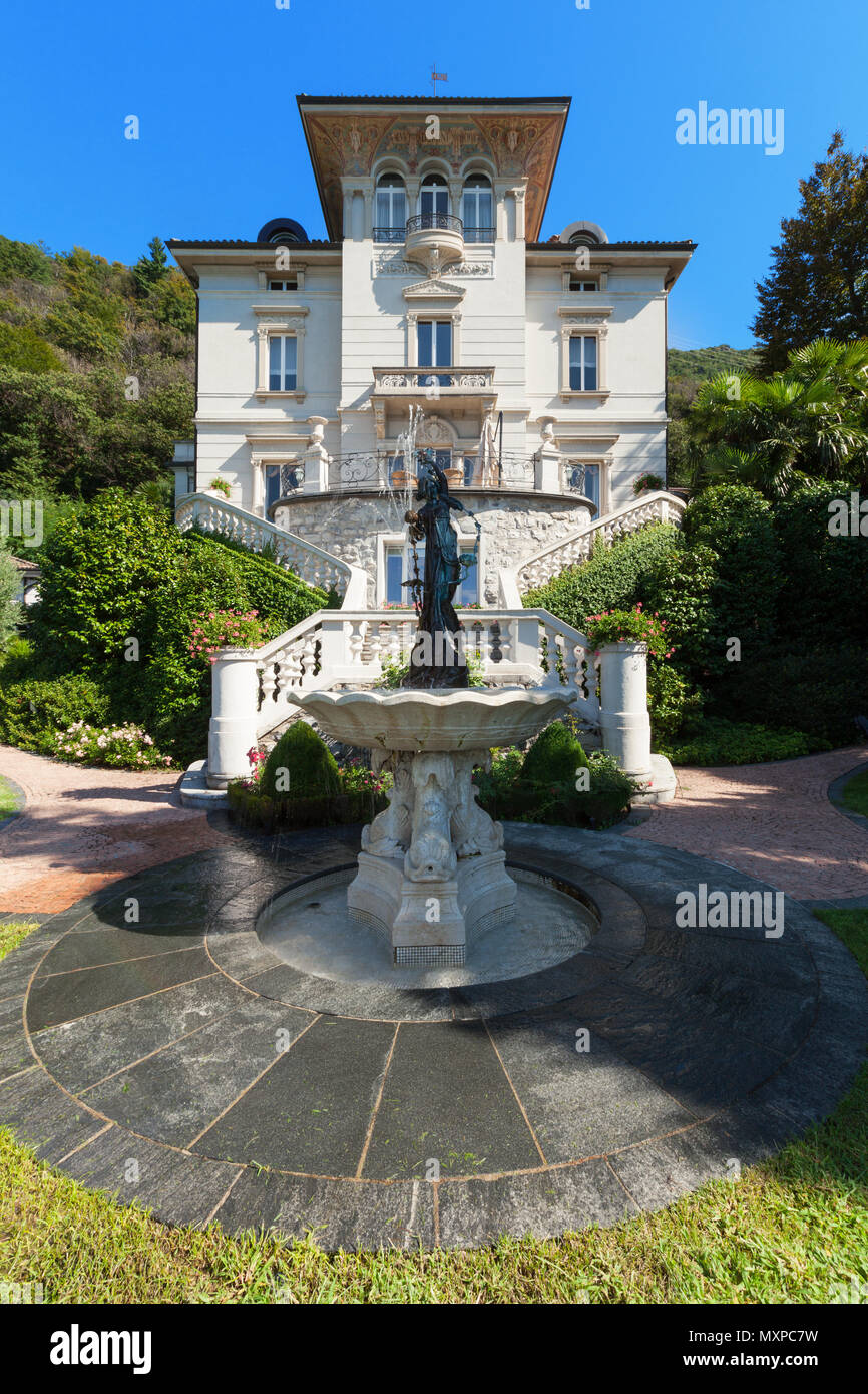Hermosa mansión clásica, rodeado por un parque, al aire libre Foto de stock