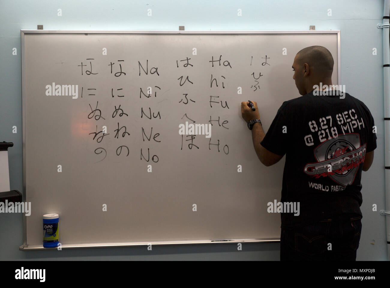Un estudiante practica escribiendo caracteres Hiragana japonés en una  pizarra durante una clase de idioma japonés de Supervivencia 29 Nov en  Marine Corps Air Station Futenma, Okinawa, Japón. La clase enseña a