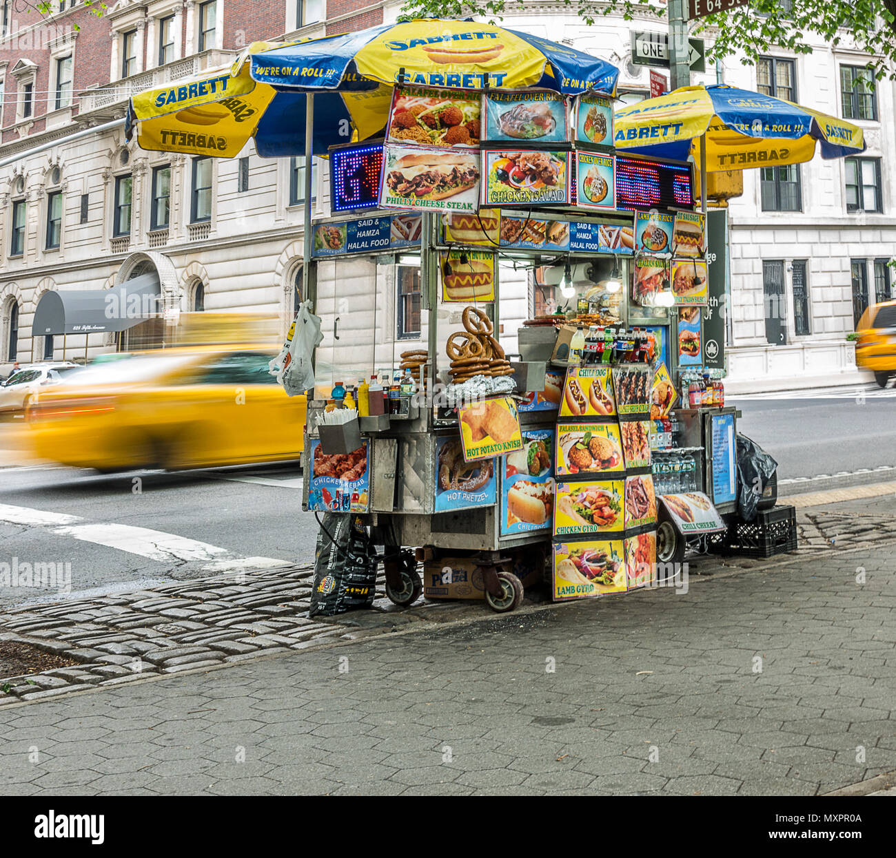 Nueva York, vendedor ambulante de alimentos en 5th Avenue Foto de stock