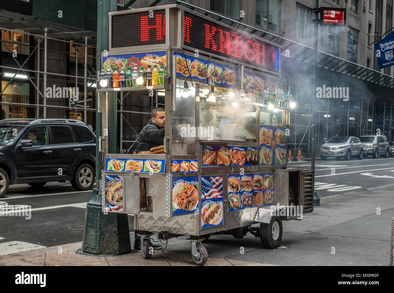 Nueva York, vendedor ambulante de alimentos en 5th Avenue Foto de stock