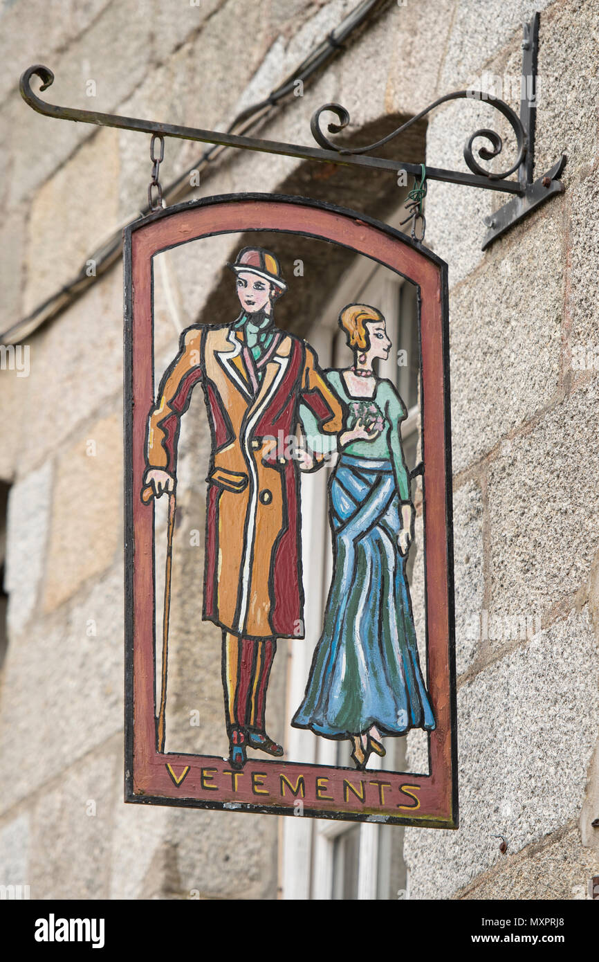 Tienda de ropa en signo, Moncontour Côtes-d'Armor, Bretaña, Francia  Fotografía de stock - Alamy