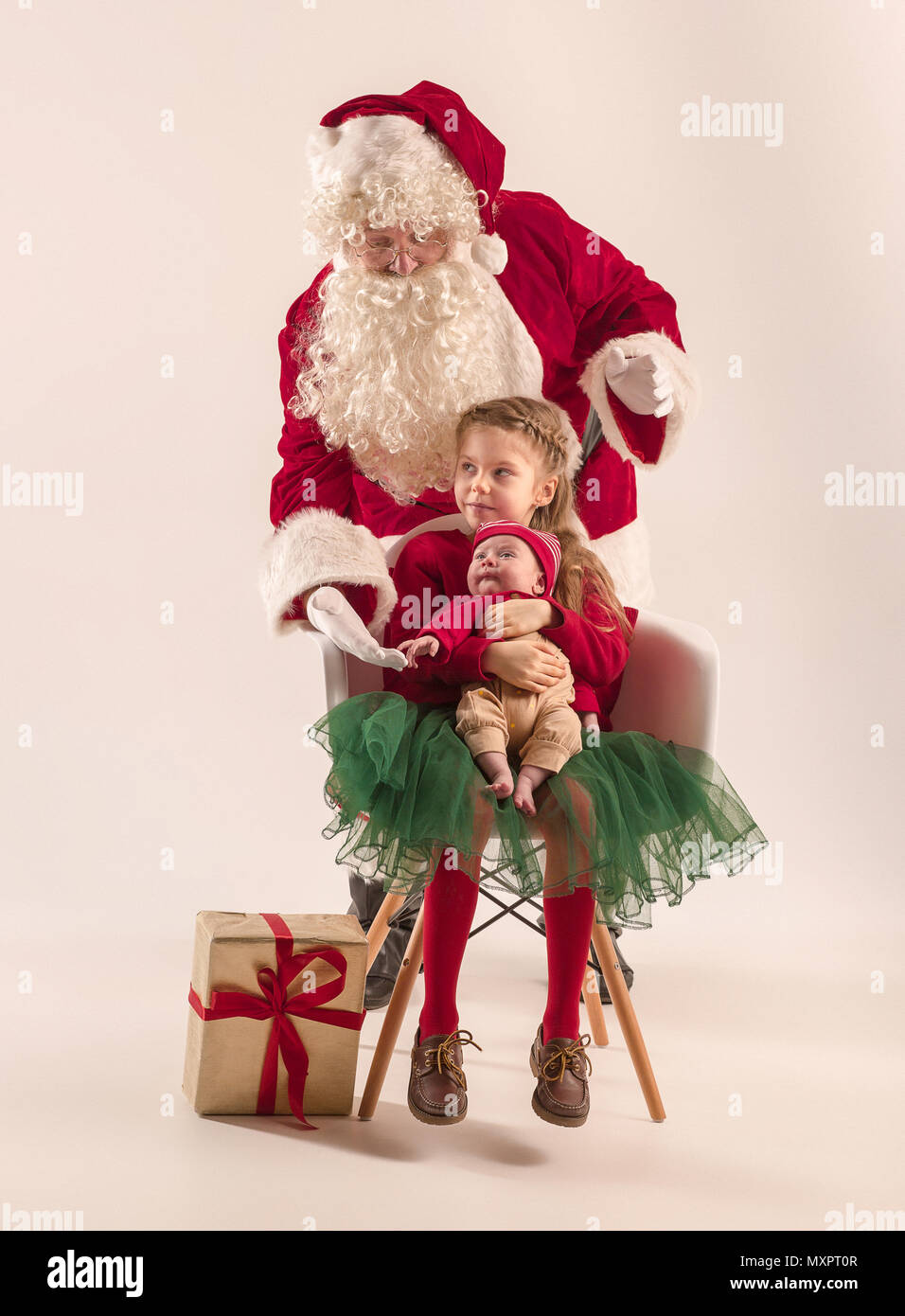 Culo no relacionado Todos Retrato de Navidad poco lindo bebé niña, vestida con ropa de navidad, Foto  de estudio, horario de invierno Fotografía de stock - Alamy