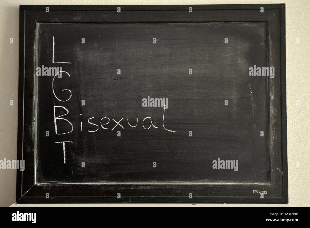 LGBT escritos en tiza sobre una pizarra blanca Foto de stock