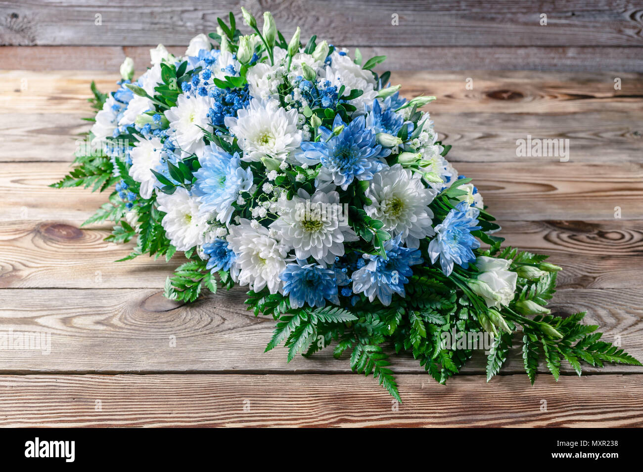Bouquet de boda para decoración de la mesa. El Crisantemo blanco y azul. Arreglos  florales para bodas diseño Fotografía de stock - Alamy