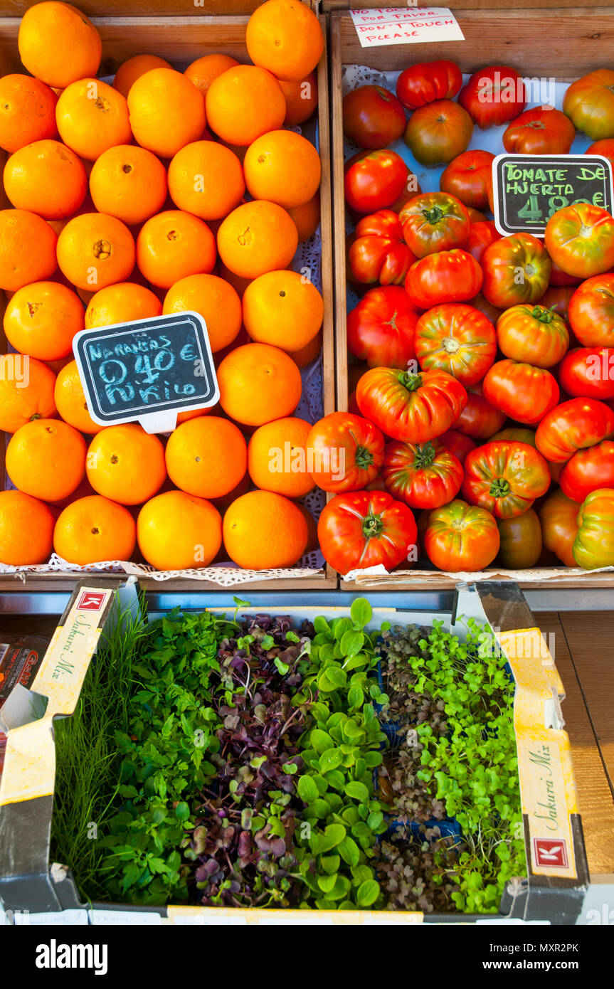 Las naranjas, los tomates y las hierbas medicinales. Mercado de San Miguel, Madrid, España. Foto de stock
