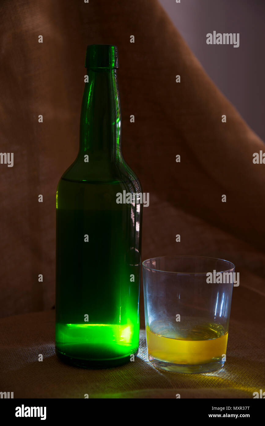 Botella y vaso de sidra. Asturias, España. Foto de stock