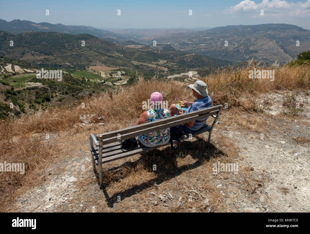 Un par disfrutar de las vistas de la terraza de la ladera de la montaña en la cordillera Troodos, la región de Paphos de Chipre. Foto de stock