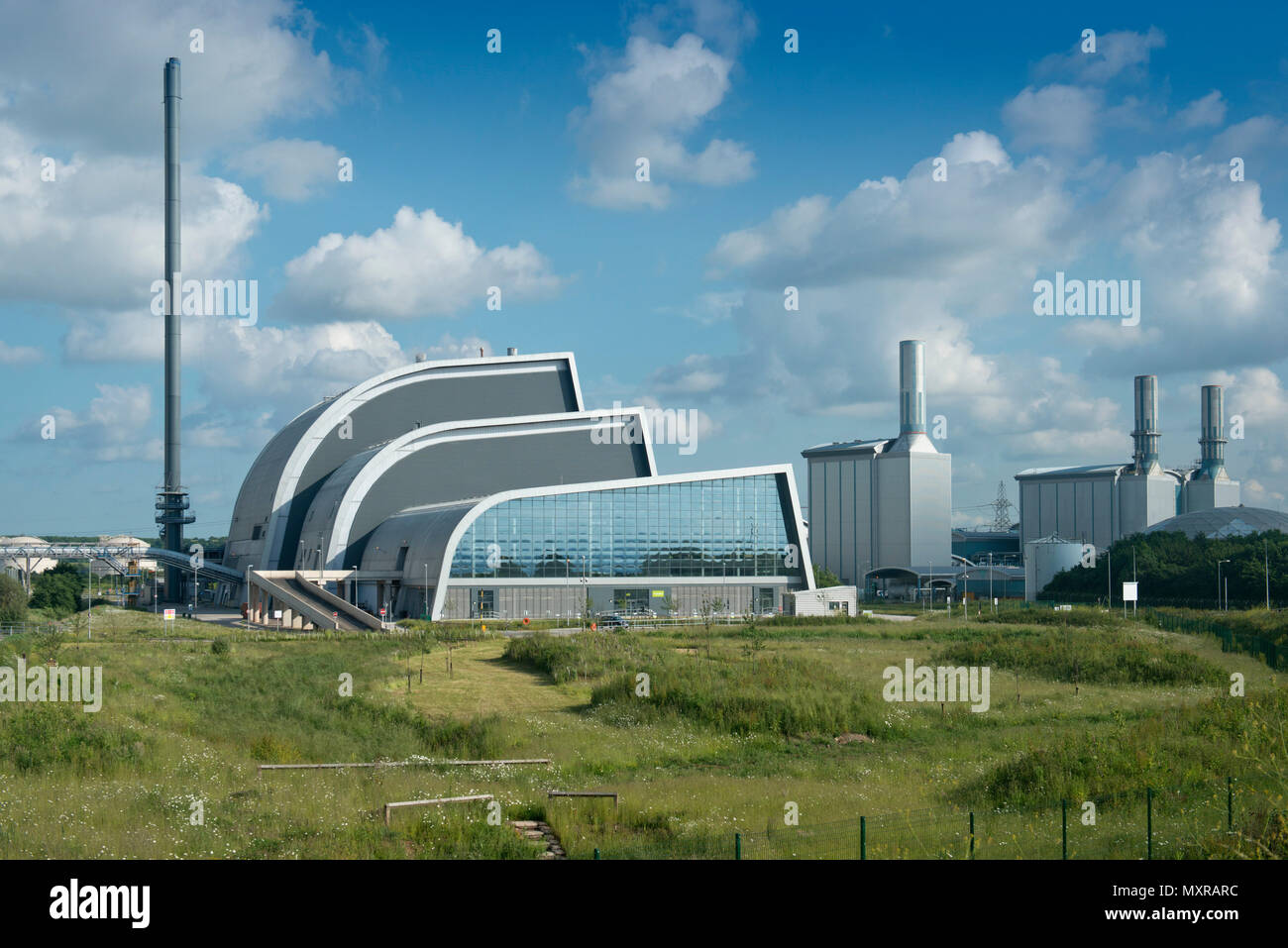 Severnside Energy Recovery Center, una instalación para recuperar energía de residuos procedentes del oeste de Londres. La central eléctrica Seabank está a la derecha. Foto de stock