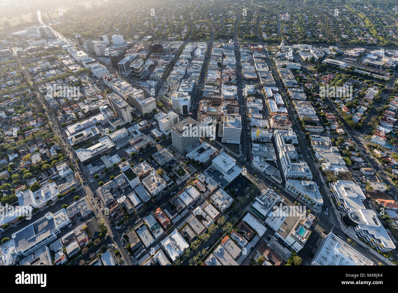 Beverly Hills, California, EE.UU. - 18 de abril de 2018: Vista aérea del famoso Triángulo de Oro del distrito de negocios incluyendo Rodeo Drive y Wilshire Bl. Foto de stock