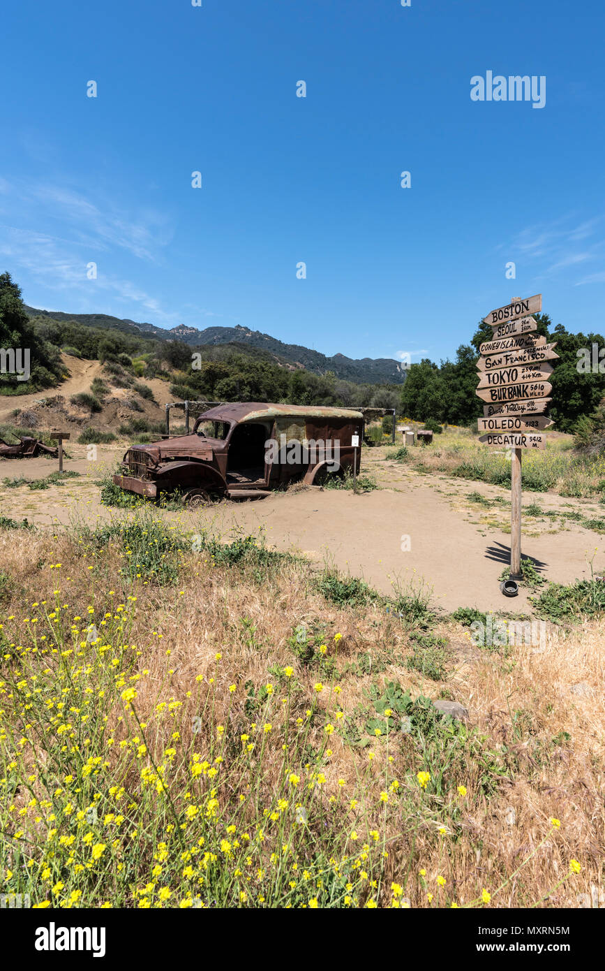 Malibu, California, EE.UU. - Mayo 29, 2018: Antigua 'mash' película conjunto firmar y camión del ejército en exhibición en Malibu Creek State Park. Foto de stock