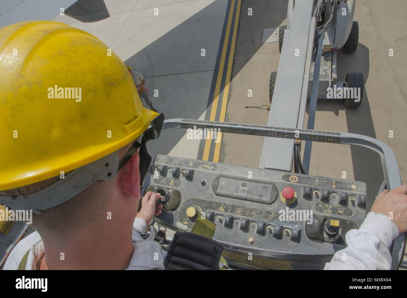 Aerotécnico de Primera Clase Ryan Hobbs, 380o KC-10 jefe de tripulación, baja un ascensor a la planta después de completar una I E o inspección de admisión y escape del motor 2 de un avión KC-10 de la Base Aérea, Al Dhafra, Emiratos Árabes Unidos, 29 de mayo de 2018, 29 de mayo de 2018. Durante una inspección Hobbs controles generales de hardware, el motor y las aspas del ventilador en busca de cualquier daño visible.(EE.UU. Foto de la Guardia Nacional Aérea por el Sargento. Ross A. Whitley). () Foto de stock