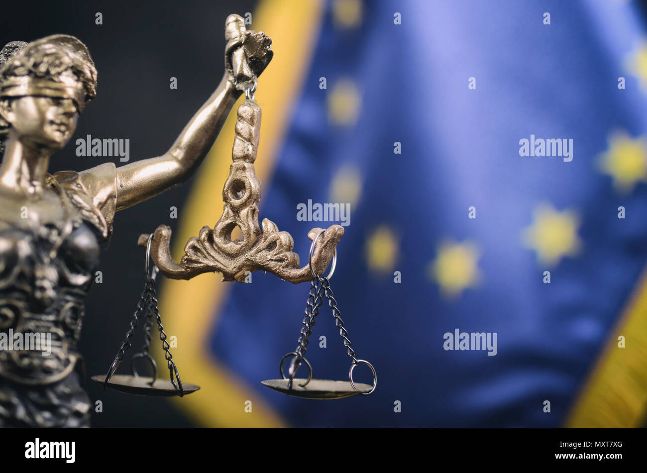 La ley y la justicia, el concepto de legalidad, escalas de Justicia, justitia, Lady Justice delante de la bandera de la Unión Europea en el fondo. Foto de stock