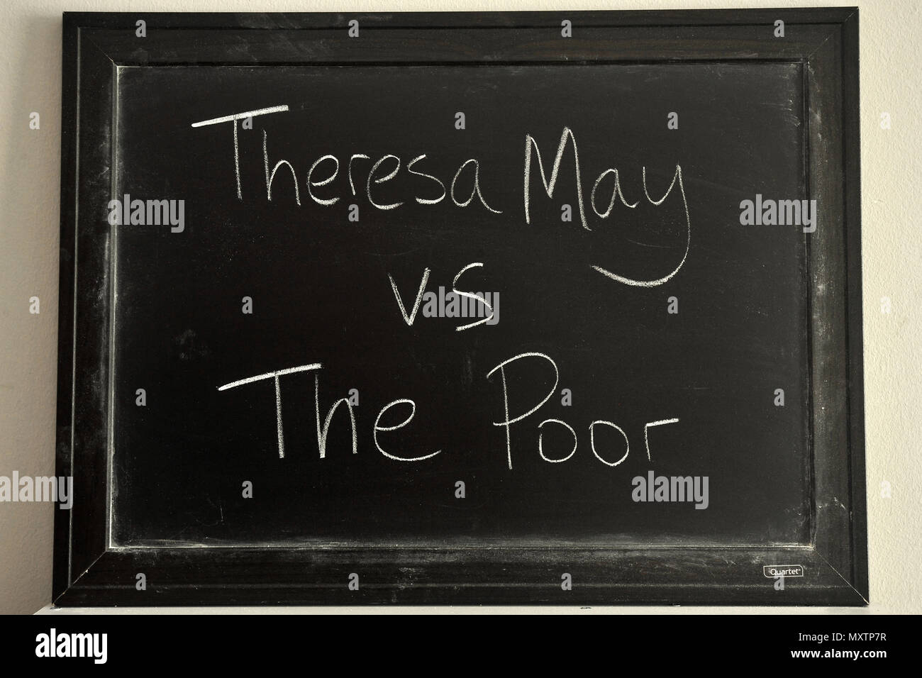Teresa Mayo vs los pobres escritas en blanco tiza en una pizarra. Foto de stock