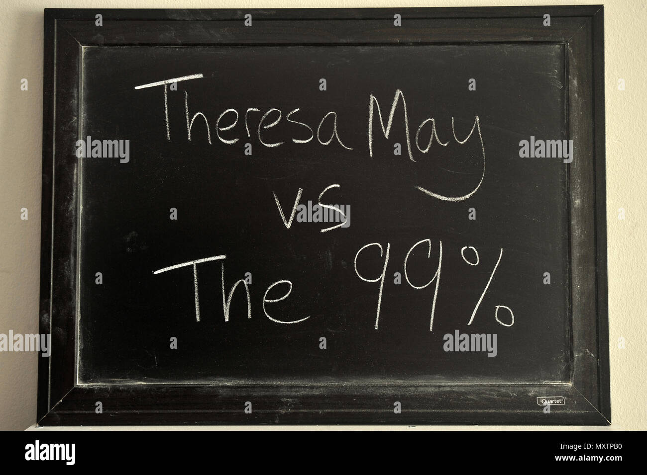 Teresa Mayo vs el 99% escritas en blanco tiza en una pizarra. Foto de stock