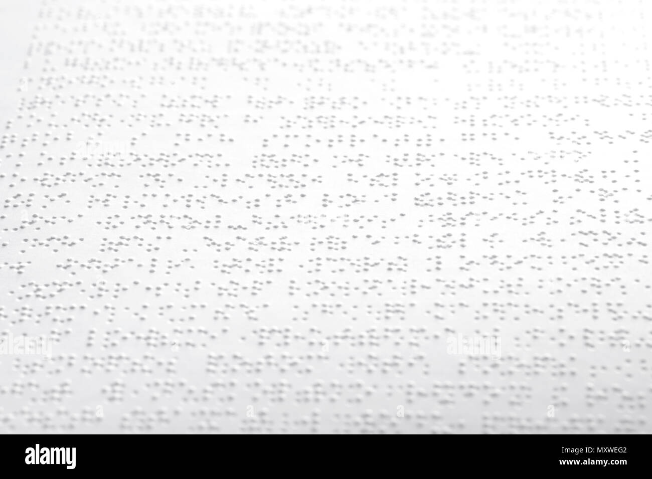 Formación de un libro con texto en Braille. Foto de stock