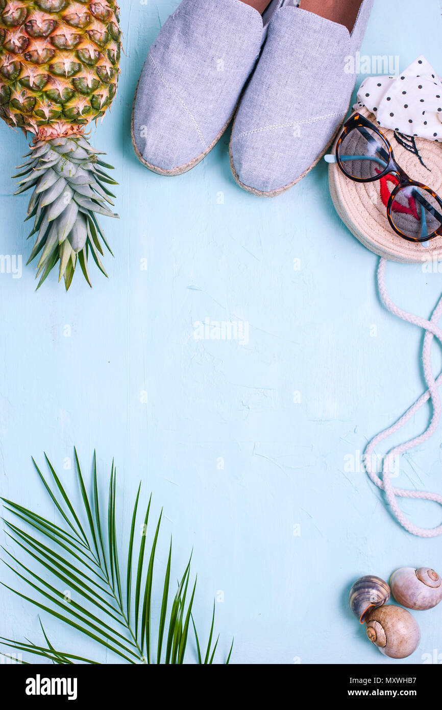 Rama de palmera, zapatos y gafas de sol, piña sobre un fondo azul, las  vacaciones de verano. Espacio para texto plano, Lay. Espacio de copia  Fotografía de stock - Alamy