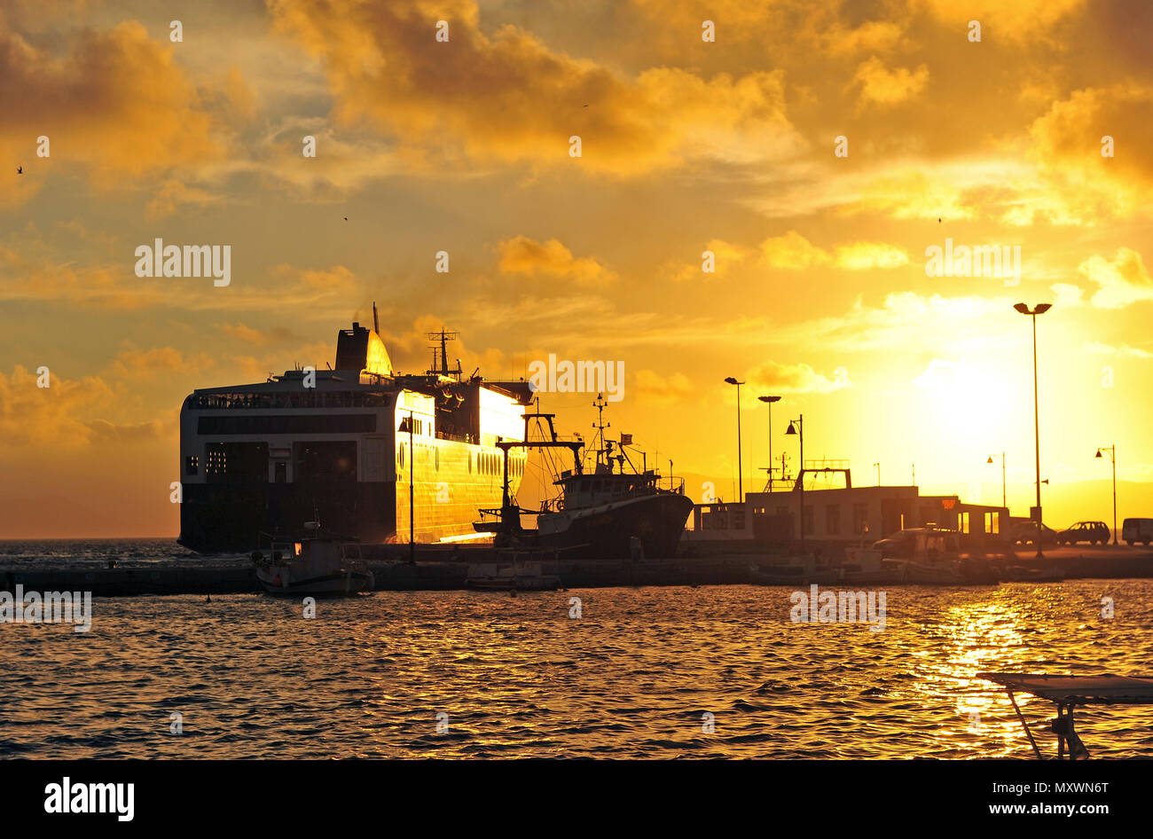 Grandes buques oceánicos en el atardecer en el puerto Foto de stock