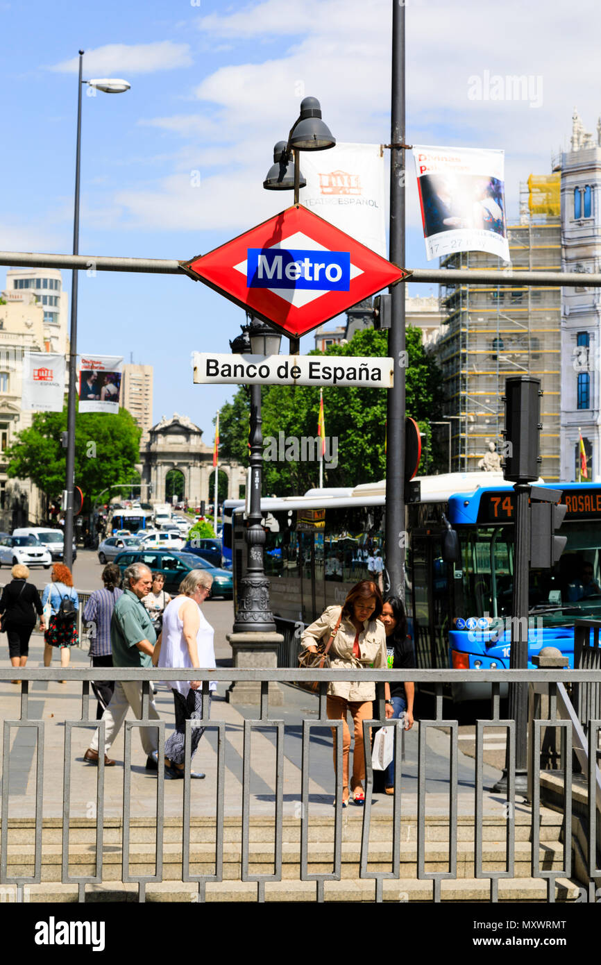 Banco de España entrada de la estación de Metro de Madrid, España. Mayo de 2018 Foto de stock