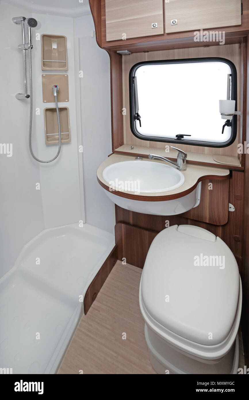 Caravana, cuarto de baňo con ducha y wc Fotografía de stock - Alamy