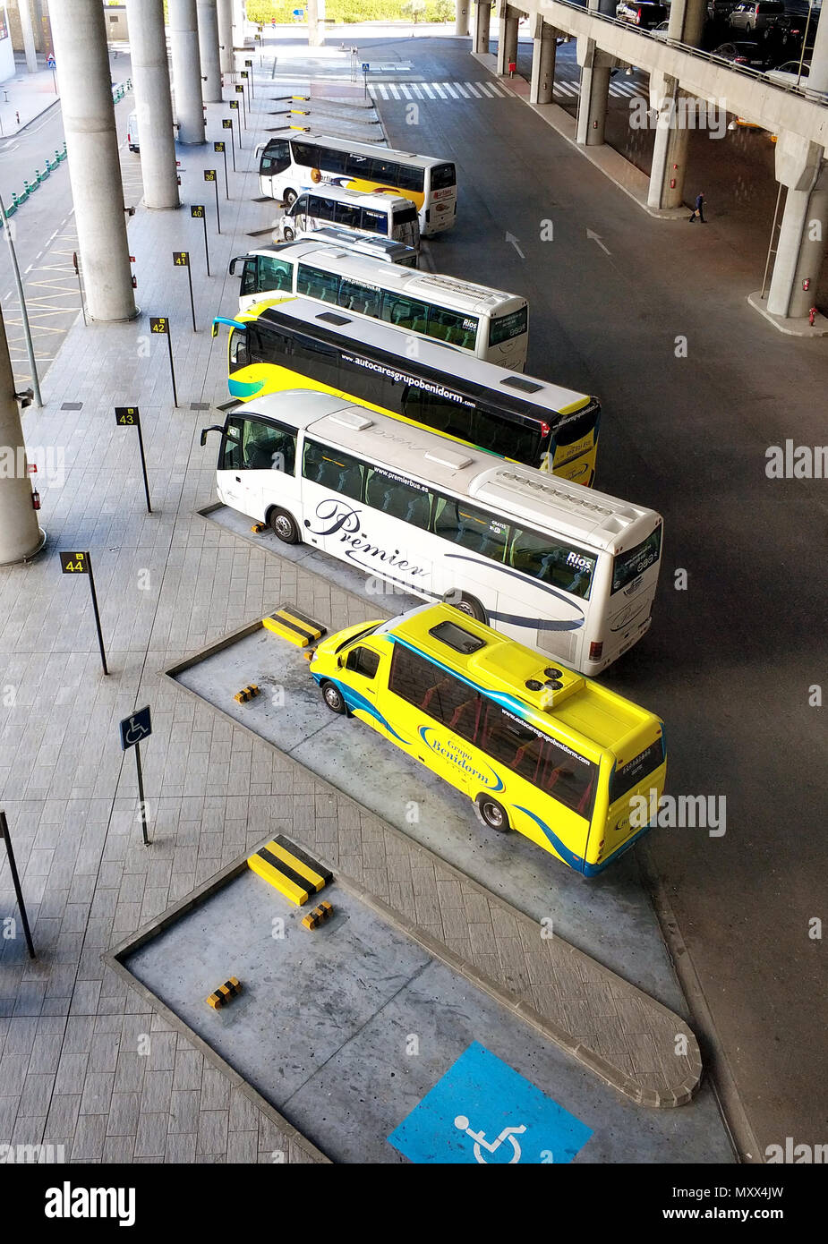 Alicante, España - 16 de mayo de 2018: los autobuses en una fila esperando  la llegada de pasajeros en el aeropuerto de Alicante. Costa Blanca. España  Fotografía de stock - Alamy