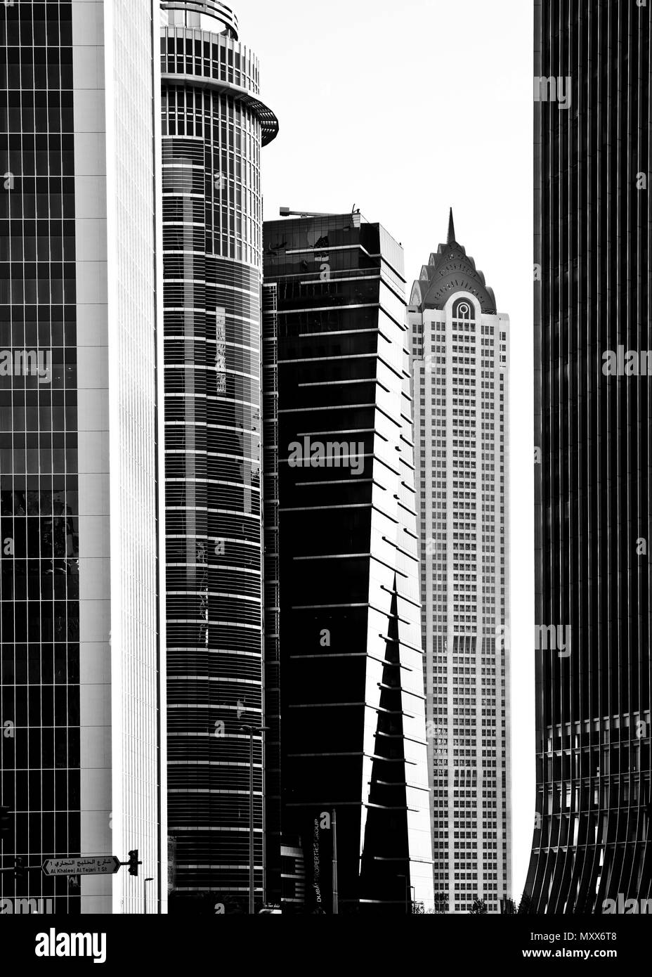 Imagen vertical en blanco y negro de la arquitectura moderna en el distrito de negocios, Dubai, Oriente Medio, Foto de stock