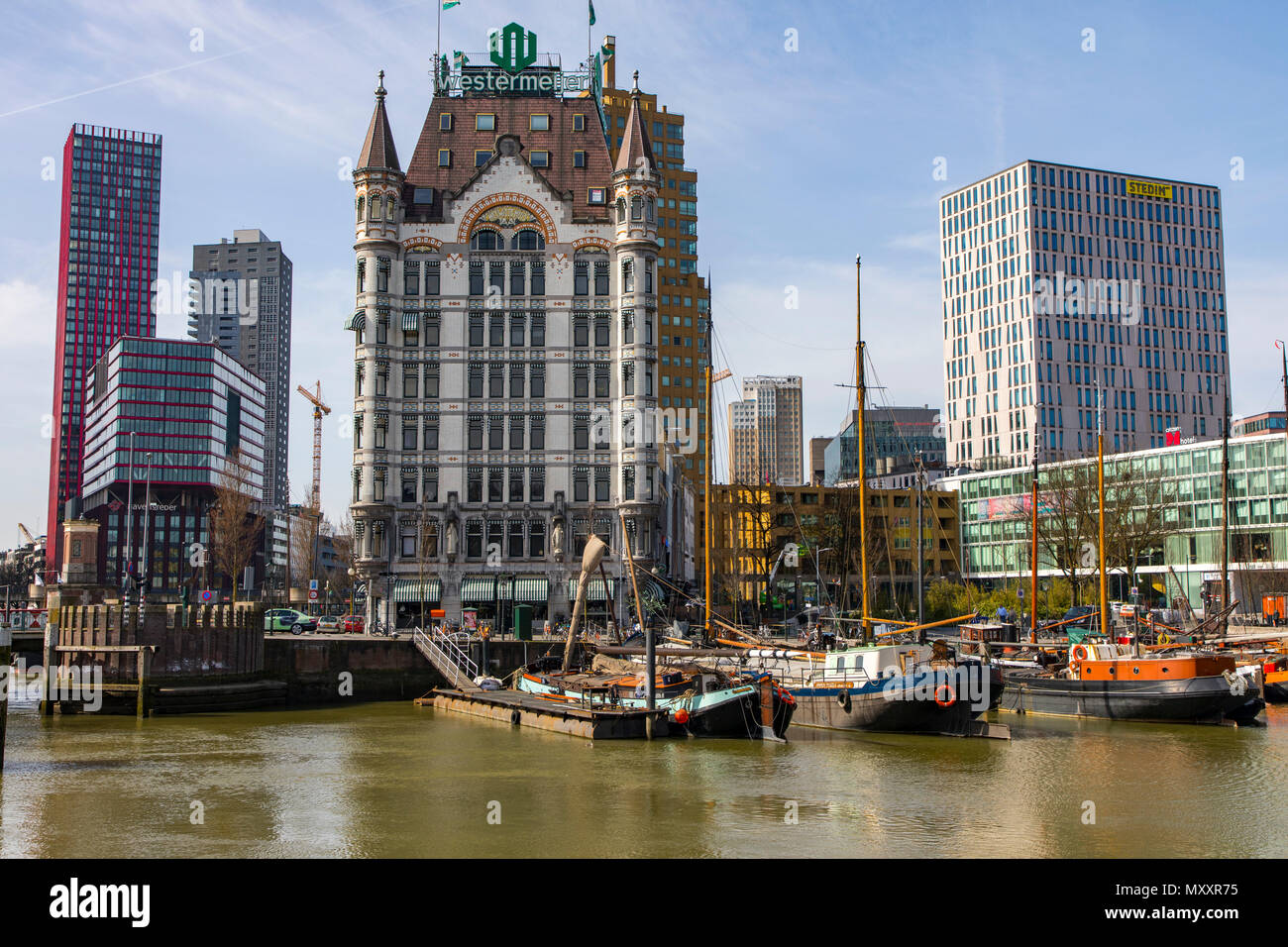 El centro de Rotterdam, Oude Haven, puerto histórico, barcos históricos, Witte Huis, modernos edificios de oficinas, rascacielos, Países Bajos, Foto de stock