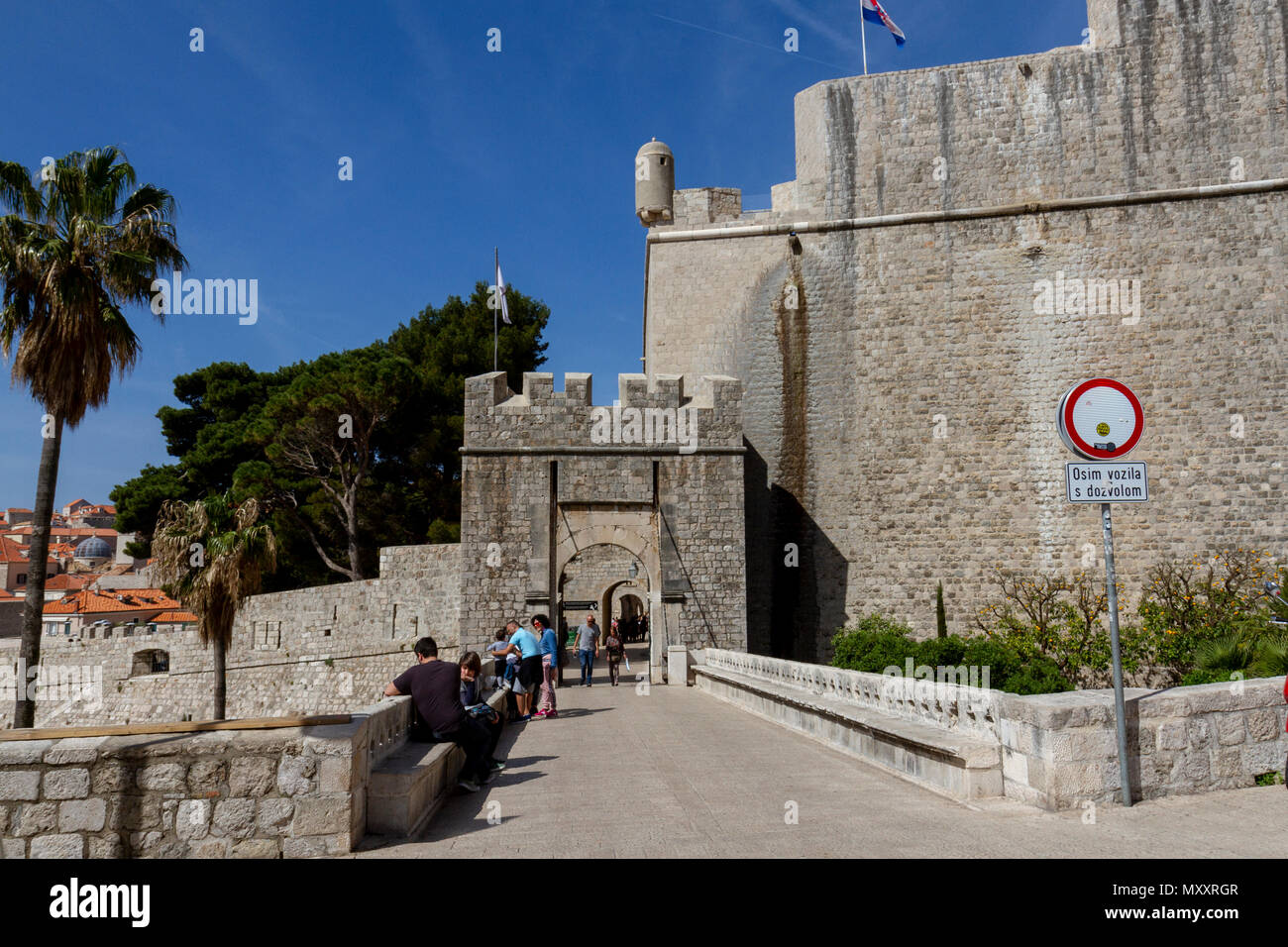 La Ploče Gate, la entrada oriental a la histórica ciudad de Dubrovnik, en Croacia. Foto de stock
