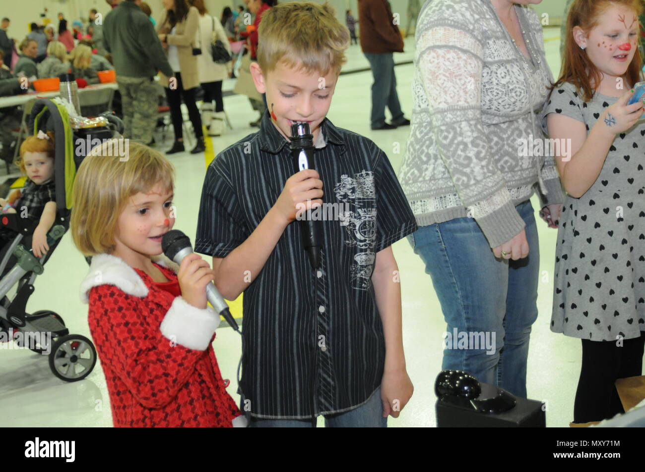 Karaoke infantil fotografías e imágenes de alta resolución - Alamy