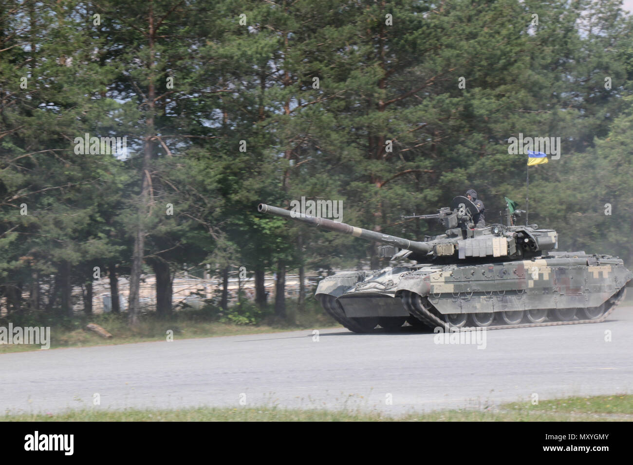 Ucrania tanques T-84 re-introducir el rango desde el norte durante la ofensiva de parte de la Europa fuerte desafío del depósito el lunes 4 de junio. Ejército de EE.UU. Europa y el ejército alemán co-anfitrión de la tercera Europa fuerte desafío del depósito en el área de capacitación de Grafenwoehr, 3 - 8 de junio, 2018. El depósito Europa fuerte desafío es un evento anual de capacitación diseñado para dar a los países participantes una dinámica, productivo y divertido ambiente para fomentar las asociaciones militares, forman relaciones de nivel de soldado y compartir tácticas, técnicas y procedimientos. ( Ejército de EE.UU. Photo by SarahBeth Davis) Foto de stock