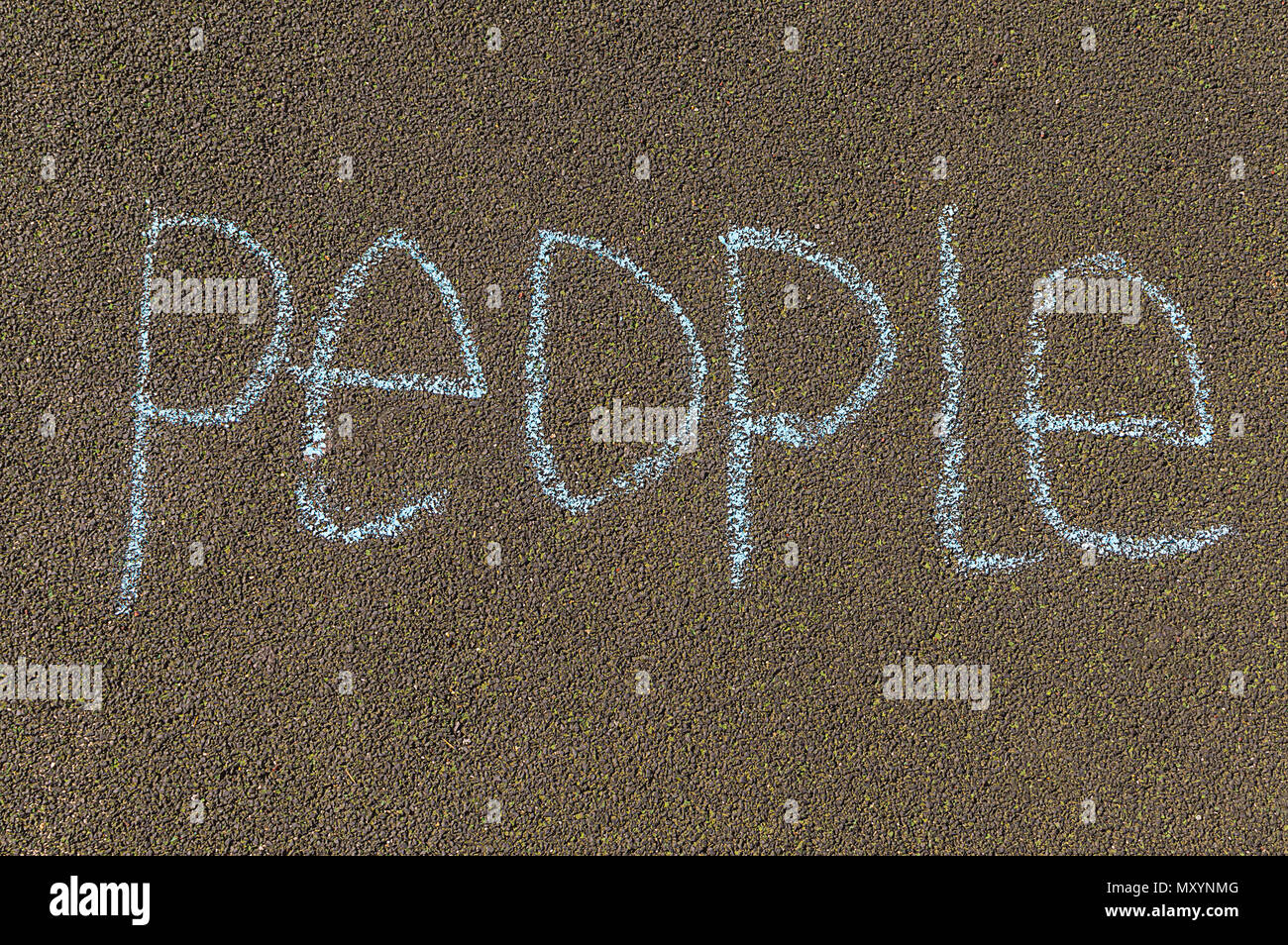 Chalk lettering, gente, la inscripción en el pavimento en letras grandes Foto de stock