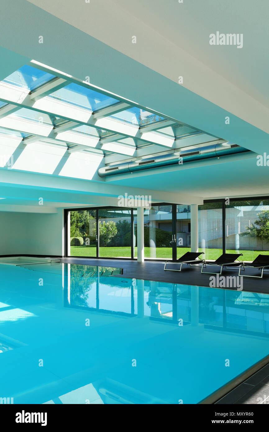 Piscina interior de una casa moderna con spa Foto de stock