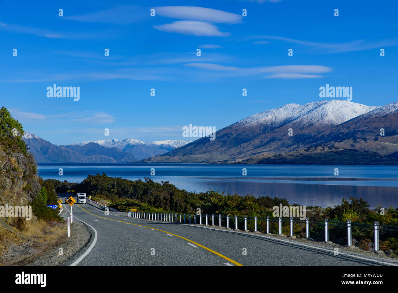 Viaje por el camino en invierno con nieve montañas, Isla del Sur, Nueva Zelanda Foto de stock