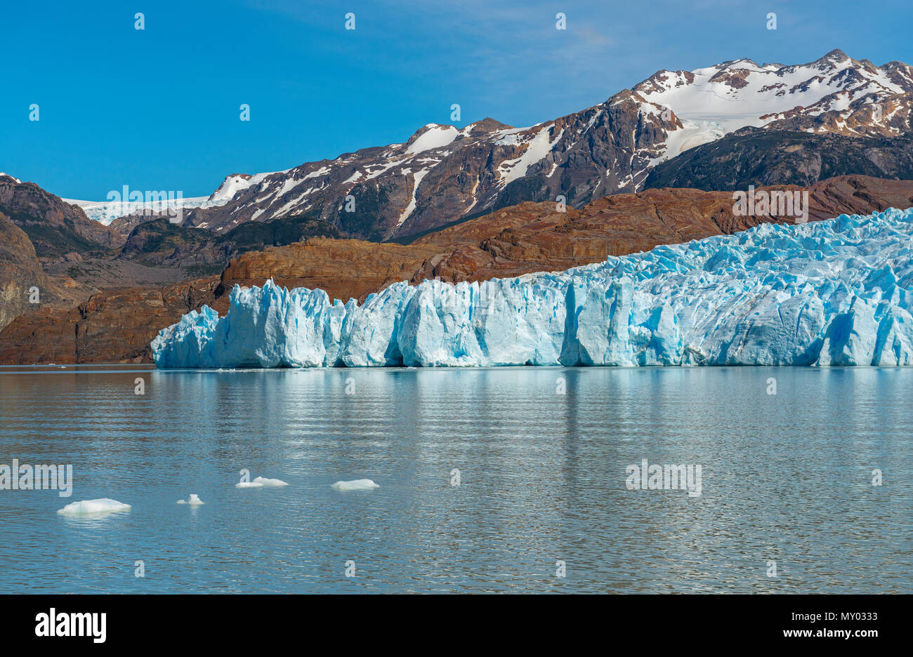 El Glaciar Grey y el Lago Grey con la cordillera de Los Andes en el fondo en el interior del parque nacional Torres del Paine, Patagonia, Chile. Foto de stock