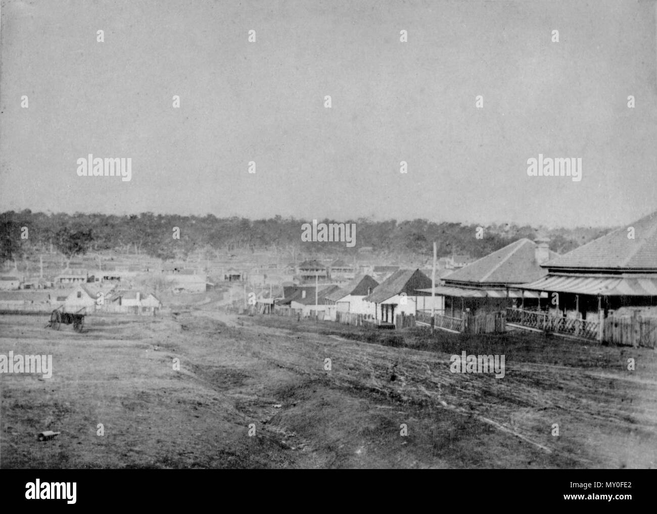 Toowoomba en el momento de la inauguración de la línea férrea. Queensland Rail en el transporte ferroviario ha sido muy importante para el desarrollo económico del Estado de Queensland. La primera sección del ferrocarril abierto entre Ipswich y Bigge's Camp el 31 de julio de 1865. Un ferrocarril de trocha de 3 pies y 6 pulgadas fue elegida. Este fue uno de los primeros usos de tal una trocha angosta para un ferrocarril público. Era más barato construir y el gobierno tenía poco recursos financieros. Los ferrocarriles en qu Foto de stock