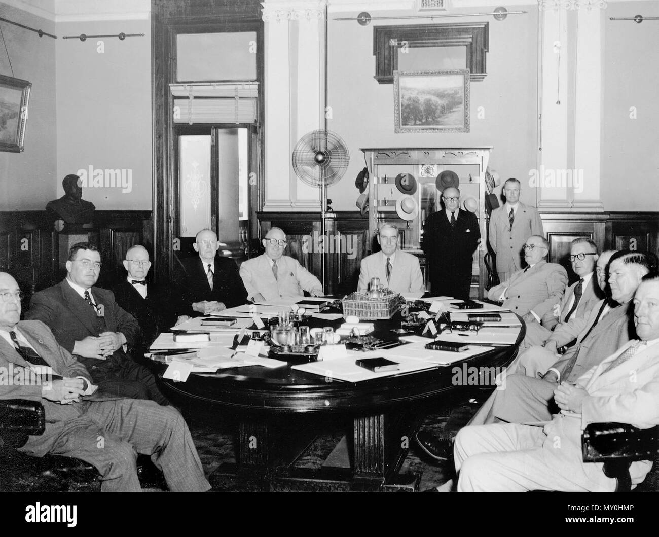 La primera ceremonia de juramentación en el Ministerio Gair, Brisbane, el 17 de enero de 1952. Sentados de izquierda a derecha. Hon G.H. Devries, Secretario de Instrucción Pública Hon J.E. Duggan, Ministro de Transportes Hon J. Larcombe, Procurador General Hon T.A. Foley, Secretario de Tierras y la irrigación Hon V. C. Gair, Premier Lt Gen Sir John Lavarack, Gobernador de Queensland Hon H.H. Collins, Secretario de Agricultura y existencias Hon A. Jones, Secretario del Trabajo y la industria Hon W. potencia, secretario de minas y la inmigración Hon E.J. Walsh, Tesorero Hon P.J.R. Hilton, secretario de Obras Públicas, Vivienda y Gobierno Local de pie Foto de stock