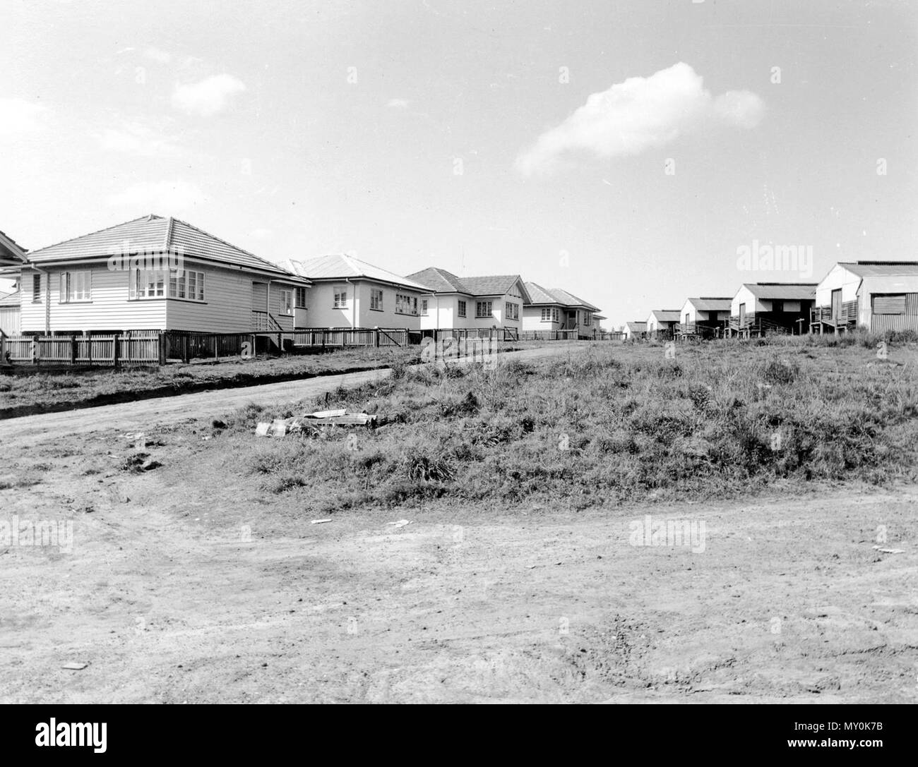 La Comisión de Vivienda Inmuebles, Holland Park, octubre de 1953. El 17 de diciembre de 1948 Modelo Courier-Mail home suburbio de Holland Park 49915474 ) . Segundo modelo suburh Estatal de vivienda, con 294 casas modernas, se estableció en Sevilla Road, Holland Park. Cuando el área ahora se usa Tor está tomada en vivienda temporal, habrá 600 viviendas. El proyecto fue anunciado por el Ministro de la vivienda (Sr. Power) anoche, será llevada a cabo por día laboral, y marcará el segundo gran modelo de plan revelado por el Gobierno en una semana, siendo la otra en Grovely, donde 653 casas se construyen. Como en Grove Foto de stock