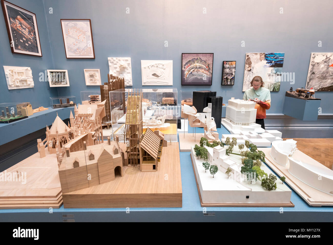 Londres, Reino Unido. El 5 de junio de 2018. Modelos arquitectónicos en la vista previa de la 250ª Exposición de verano en la Royal Academy of Arts de Piccadilly, que ha sido coordinado por Grayson Perry ra este año. Se ejecutan simultáneamente, es el gran espectáculo, con aspectos destacados de los últimos 250 años. Ambos espectáculos ejecutar 12 de junio al 19 de agosto de 2018. Crédito: Stephen Chung / Alamy Live News Foto de stock