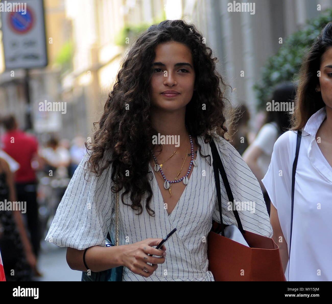 Milán, Chiara Scelsi paseos en el centro Chiara Scelsi, modelo favorito de  los estilistas Dolce & Gabbana, camina por las calles del centro con un  amigo. Después de ir de compras en