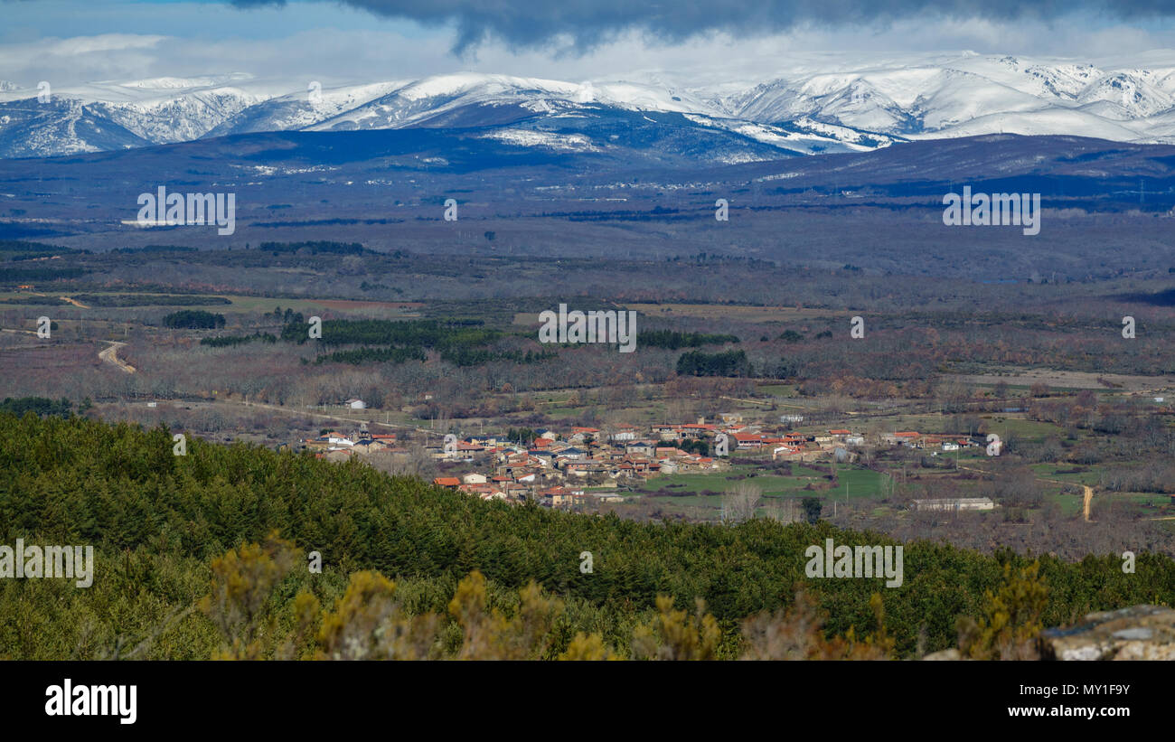 Pueblo cional con altas montañas cubiertas de nieve Foto de stock