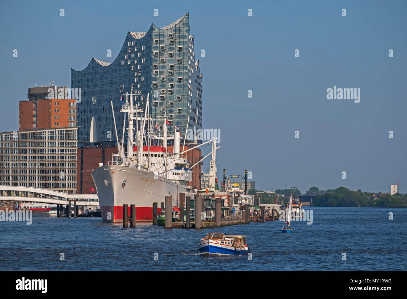 Elbphilharmonie Concert Hall y el Cap San Diego barco museo en Hamburgo, Alemania Foto de stock